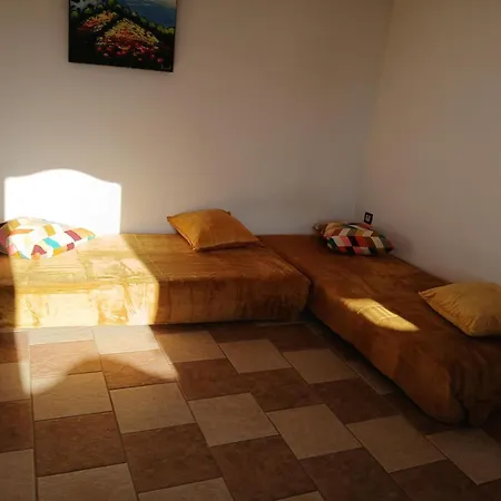 Lumineux Avec Terrain Privatif Et Terrasse - Ideal Pour Activites De Plein Air ! - Fr-1-496-145 Chuyer